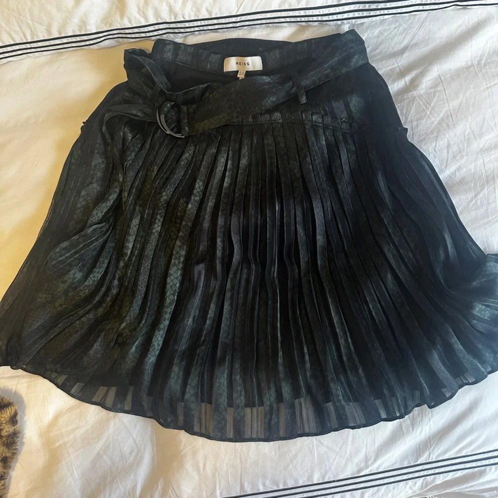Reiss Snake Print Mini Skirt in green and black - Picture 8 of 15